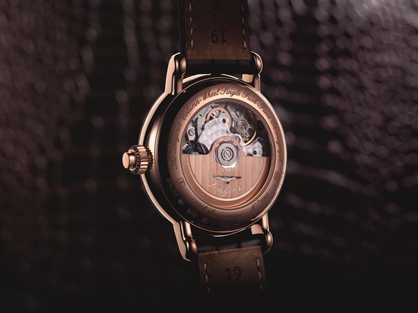Mặt lưng của một mẫu đồng hồ cơ Longines